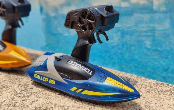 RC Rennboote für Pool mieten auf Mallorca